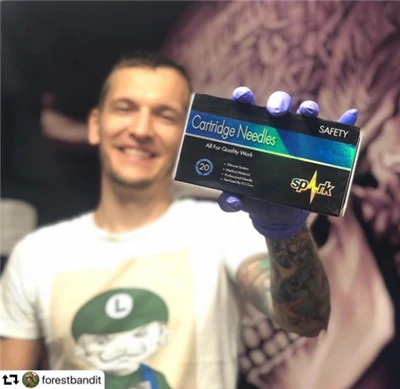 Tatuointitaiteilija puhuu SPARK: n puolesta