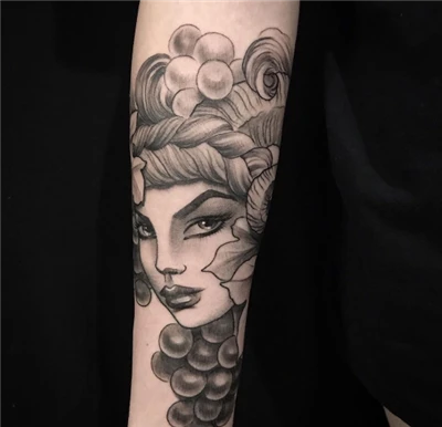 nainen tatuointiin