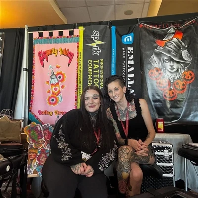 SPARK-Sertifioitu taiteilija saa huippukunnioituksen CPA Tattoo Expossa esitt...
