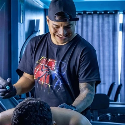 Kuinka valita tatuoijataiteilija